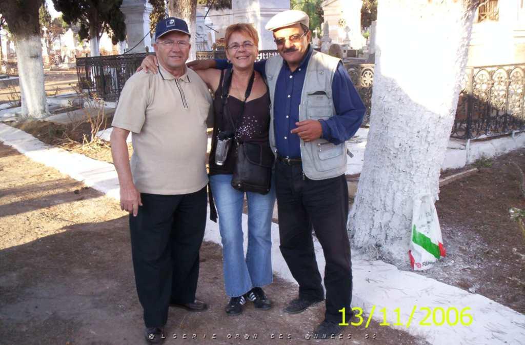 ORAN 11 2006 AUGUSTIN IBANEZ  SA FILLE  ET UN ANCIEN COPAIN DE BOULANGER AU CIMETIERE DE TAMAZOUETH.JPG